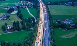 Der Verkehr Richtung Süden zog sich über die A10.