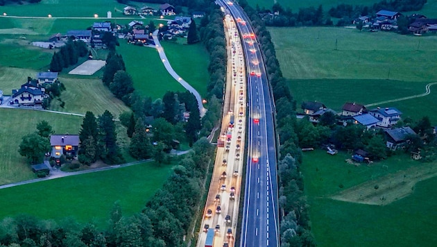 Der Verkehr Richtung Süden zog sich über die A10.
