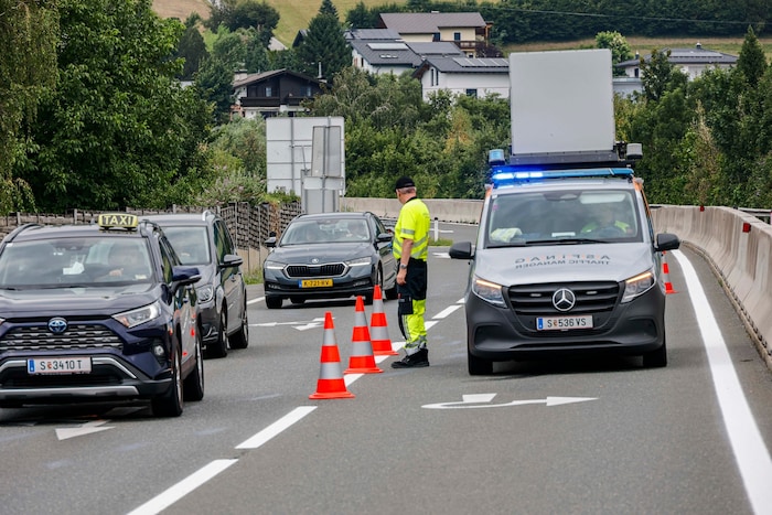 Die Abfahrtssperren von der A10 wurden – wie hier in Hallein – streng kontrolliert.