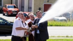 Kommandant Günther Weiss, Bürgermeister Werner Krammer, Probefeuerwehrmann Kaplan Luca Fian, ...