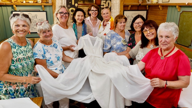Annemarie Dohmen (re.) organisierte das Treffen in Graz. Hier ein 50 Jahre altes Kleid.