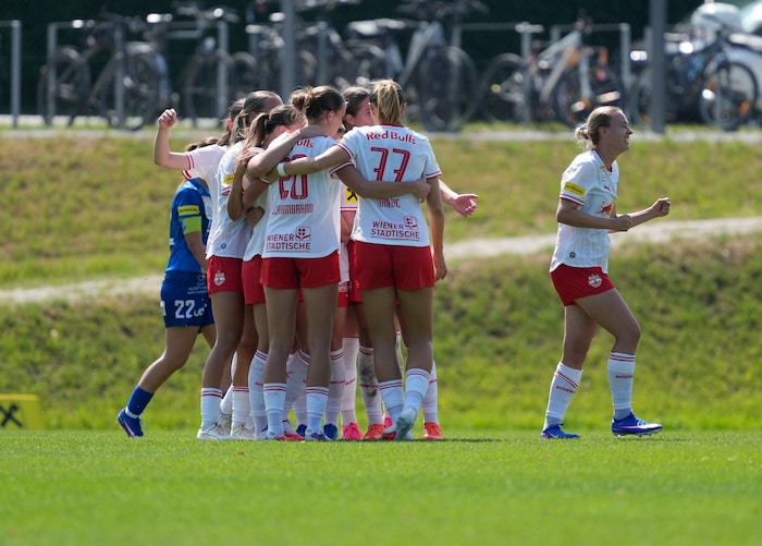 Großer Jubel nach dem 1:0 von Maria Plattner.