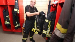 Schnell kann Pater Stephan seine Kleidung wechseln – von der Soutane in die Uniform und wieder ...