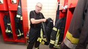 Schnell kann Pater Stephan seine Kleidung wechseln – von der Soutane in die Uniform und wieder ...