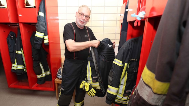 Schnell kann Pater Stephan seine Kleidung wechseln – von der Soutane in die Uniform und wieder ...