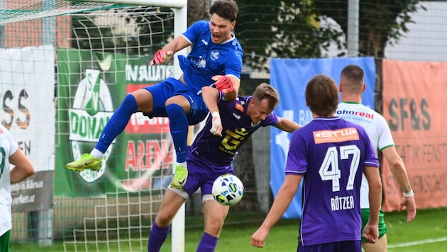Austria Klagenfurt (im Bild Aleks Ristic gegen Donau-Goalie David Holzer) gewann beim Auftakt ...