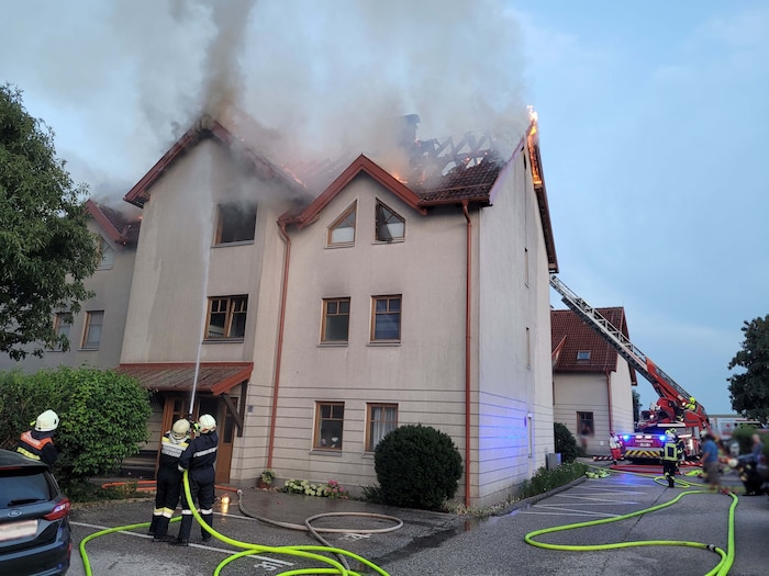 Ein Übergreifen des Feuers auf Nachbarhäuser wurde verhindert.