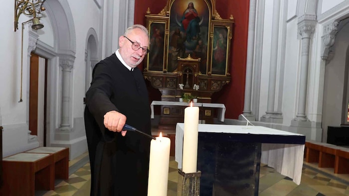 Für die Verstorbenen zündet Pater Stephan Holpfer auch eine Kerze an.