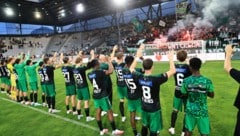 Die Wacker-Mannschaft bedankte sich bei den Fans.