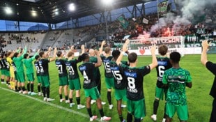 Die Wacker-Mannschaft bedankte sich bei den Fans.