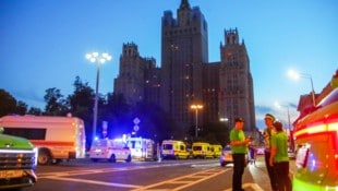 Zahlreiche Feuerwehrfahrzeuge und Krankenwagen sind im Einsatz.