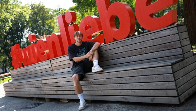 1,95-m-Mann Svoboda beim Spaziergang in Wien.
