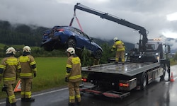 Der BMW musste vom Abschleppunternehmen geborgen werden.