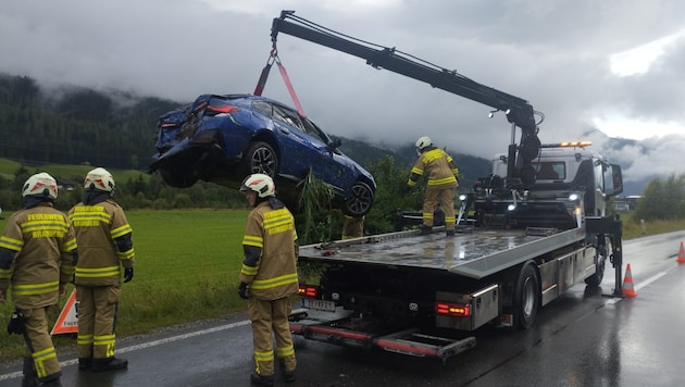 Der BMW musste vom Abschleppunternehmen geborgen werden.