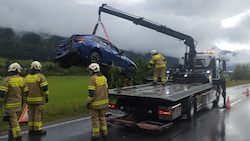 Der BMW musste vom Abschleppunternehmen geborgen werden.
