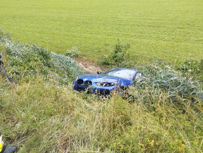 Nach dem Überschlag landete das Auto im Graben.