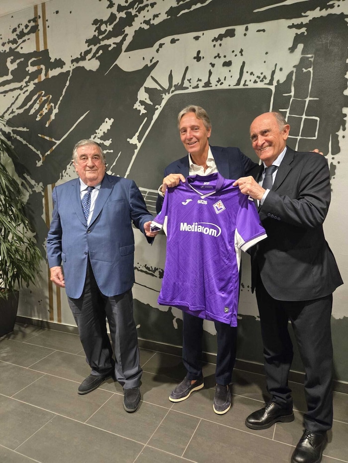Fiorentina-Geschäftsführer Ferrari (Mi.) im VIP-Klub mit Real-Legende Pirri (re.).
