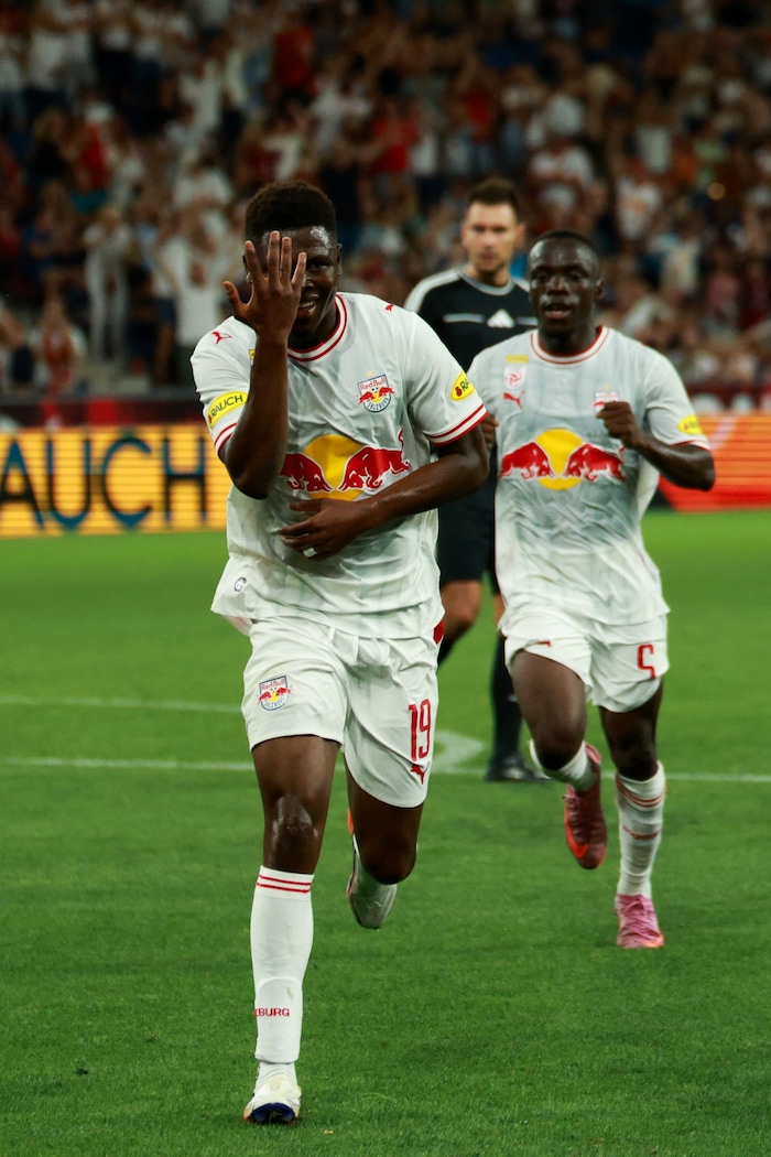 Karim Konate feierte das Goldtor mit einem Scheibenwischer.