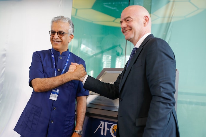 Salman bin Ibrahim al-Chalifa (li.) und Gianni Infantino