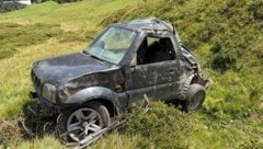 Der Geländewagen wurde durch den Absturz massiv beschädigt.