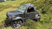 Der Geländewagen wurde durch den Absturz massiv beschädigt.