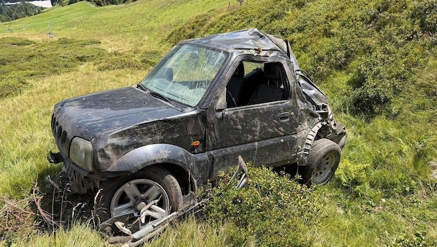 Der Geländewagen wurde durch den Absturz massiv beschädigt.