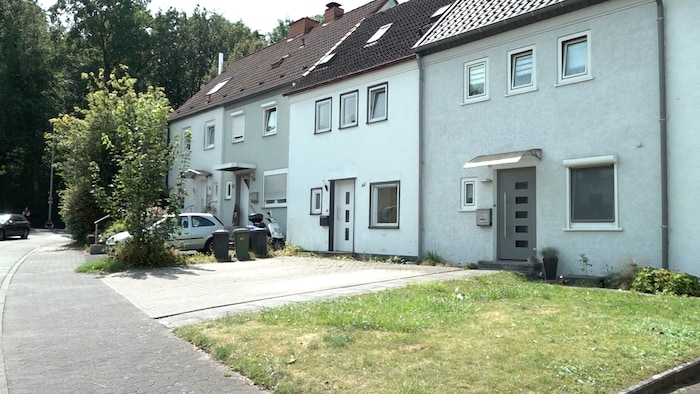 Vier Männer sollen eine Frau monatelang schwer misshandelt und vergewaltigt habe. Die ...