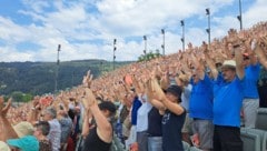 „Singalong“ ist Vorarlbergerisch und heißt „Singen lassen“. 6600 Sängerinnen und Sänger bildeten ...
