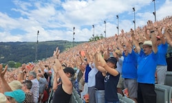 „Singalong“ ist Vorarlbergerisch und heißt „Singen lassen“. 6600 Sängerinnen und Sänger bildeten ...