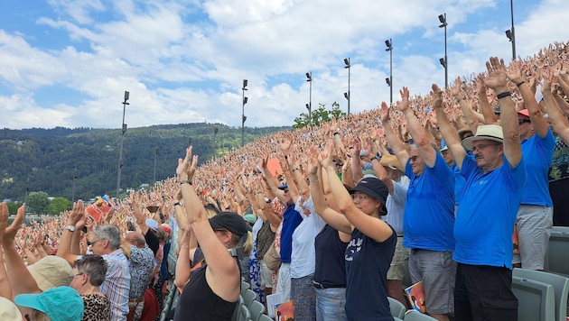 „Singalong“ ist Vorarlbergerisch und heißt „Singen lassen“. 6600 Sängerinnen und Sänger bildeten ...