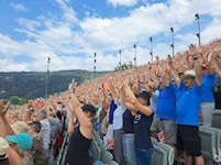 „Singalong“ ist Vorarlbergerisch und heißt „Singen lassen“. 6600 Sängerinnen und Sänger bildeten ...