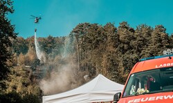 19 Feuerwehren, zahlreiche Landwirte und ein Polizeihubschrauber halfen zusammen, um die Flammen ...