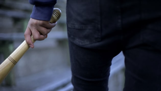 Der 23-Jährige wurde am Parkplatz mit einem Baseballschläger schwer verletzt (Symbolbild)