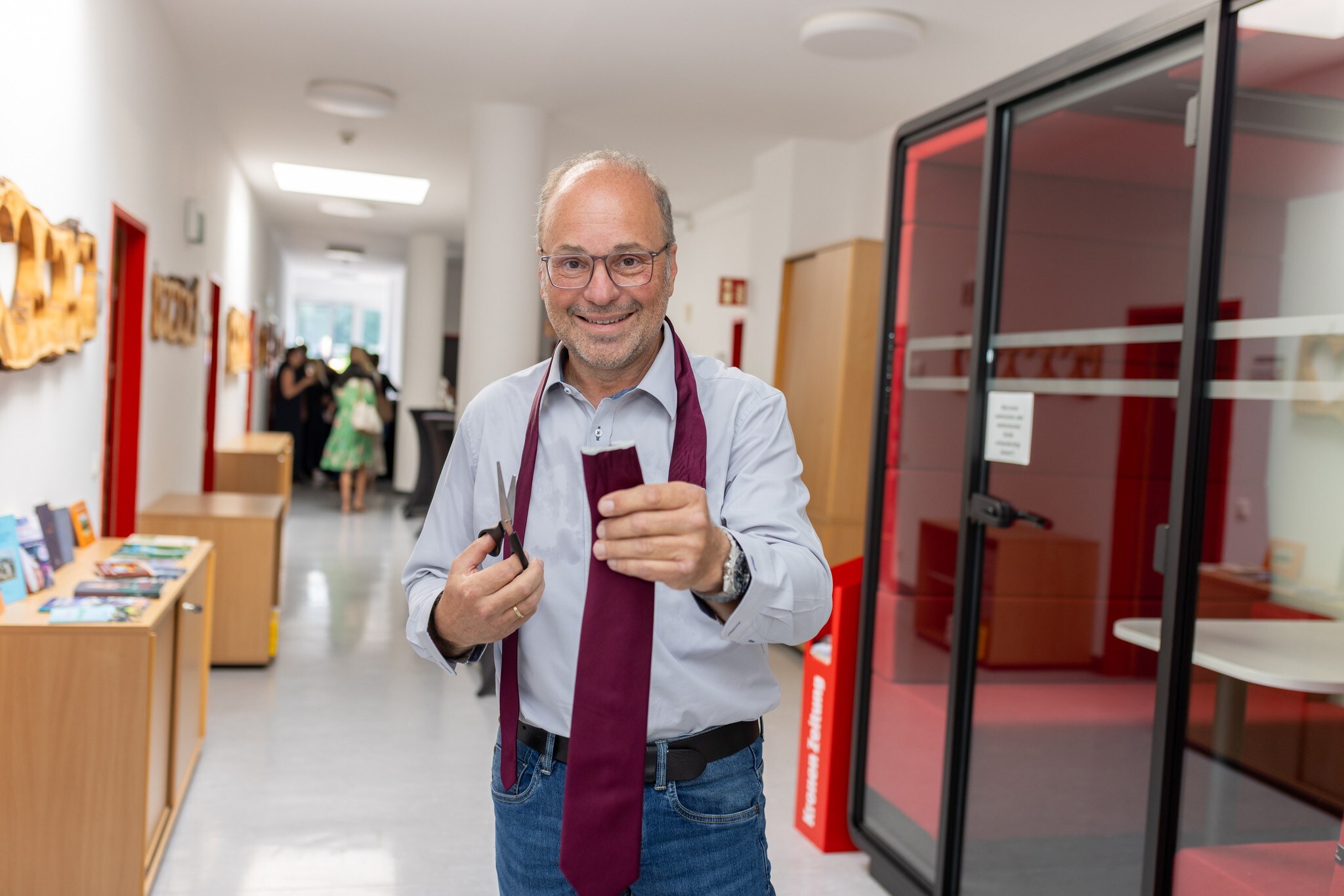 Mit der Lieblingskrawatte ist es jetzt vorbei – so oder so; sie überlebte die Abschiedsfeier ...