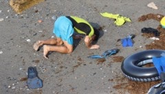 Ein Mann spricht nach seiner Ankunft ein Gebet. Dutzende Migranten schafften es nicht mehr aus ...