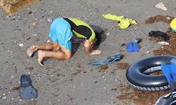 Ein Mann spricht nach seiner Ankunft ein Gebet. Dutzende Migranten schafften es nicht mehr aus ...