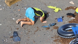 Ein Mann spricht nach seiner Ankunft ein Gebet. Dutzende Migranten schafften es nicht mehr aus ...