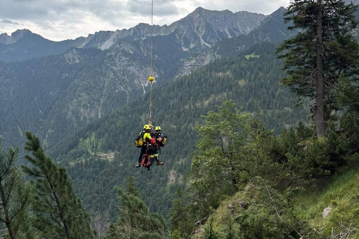 30 Mann mussten per Hubschrauber zum Brandort geflogen werden.