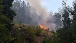 In Pernegg kämpfen die Feuerwehren weiter gegen den Waldbrand an.