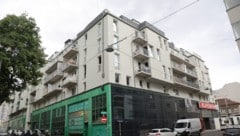 Favoritenstraße 185 mit 110 Wohnungen, Supermarkt im Erdgeschoß und U-Bahn-Station in der Nähe.