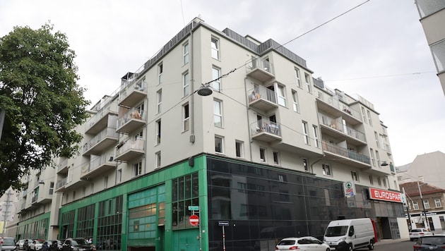 Favoritenstraße 185 mit 110 Wohnungen, Supermarkt im Erdgeschoß und U-Bahn-Station in der Nähe.