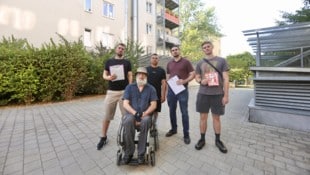 KPÖ- Bundessprecher Tobias Schweiger (li.) mit Florian Rath und Johannes Lutz (2. und 1. v.re., ...