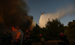 Ein Feuerwehrhubschrauber bei seinem Einsatz in Porto Germeno nordwestlich von Athen