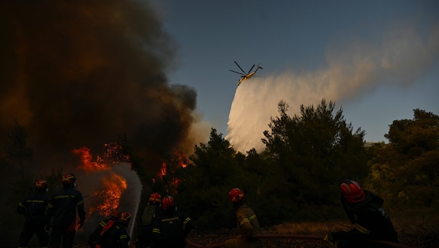 Ein Feuerwehrhubschrauber bei seinem Einsatz in Porto Germeno nordwestlich von Athen