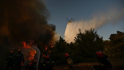 Ein Feuerwehrhubschrauber bei seinem Einsatz in Porto Germeno nordwestlich von Athen