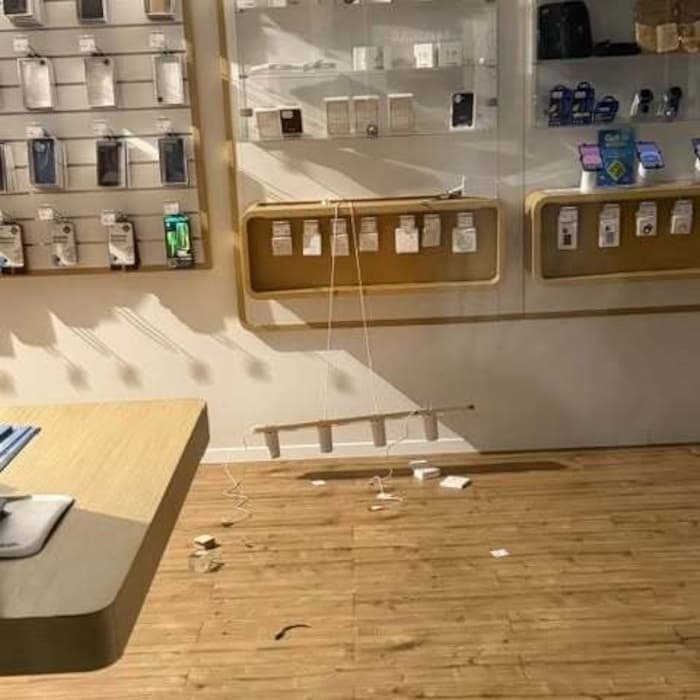 Im Innenraum wurden einige Smartphones beschädigt.