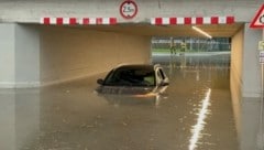 Land unter in Kundl. Bei einer überfluteten Bahnunterführung blieb ein Fahrzeug stecken, die ...