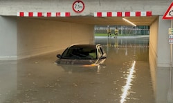 Land unter in Kundl. Bei einer überfluteten Bahnunterführung blieb ein Fahrzeug stecken, die ...