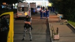 Polizisten unweit des Tatorts in der russischen Metropole