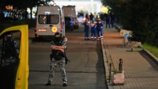 Polizisten unweit des Tatorts in der russischen Metropole